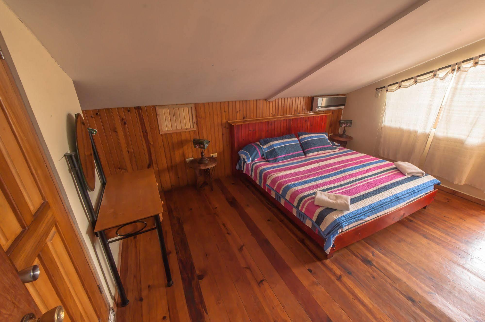 Hotel Posada Los Delfines Bocas del Toro Eksteriør billede