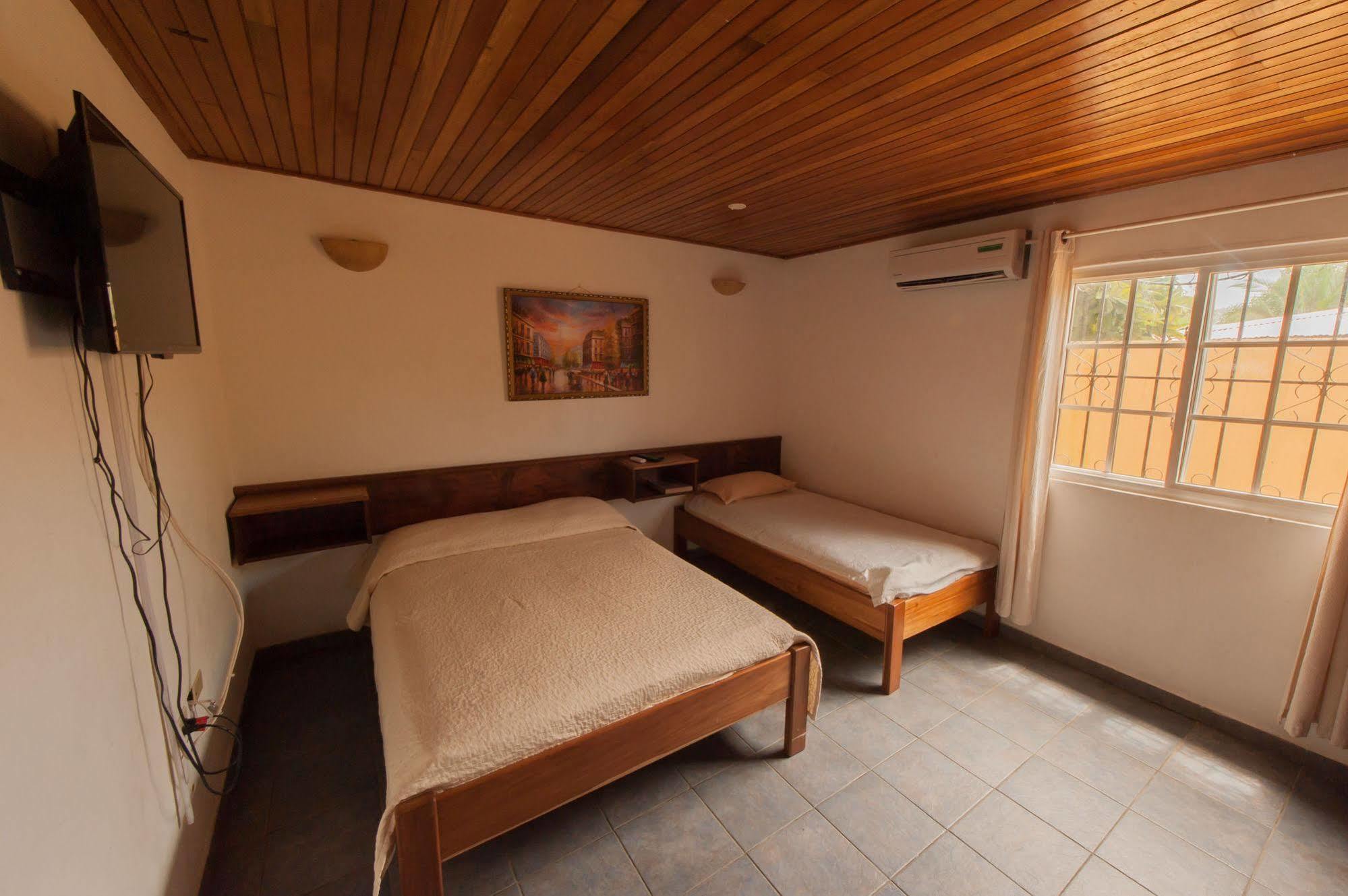 Hotel Posada Los Delfines Bocas del Toro Eksteriør billede